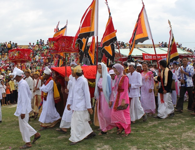 Thousands of Cham ethnic minority people enjoy traditional festival
